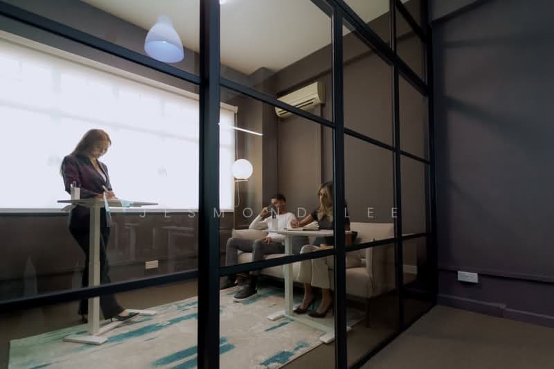 High ceiling unit with unblocked view! Suitable for gym/office